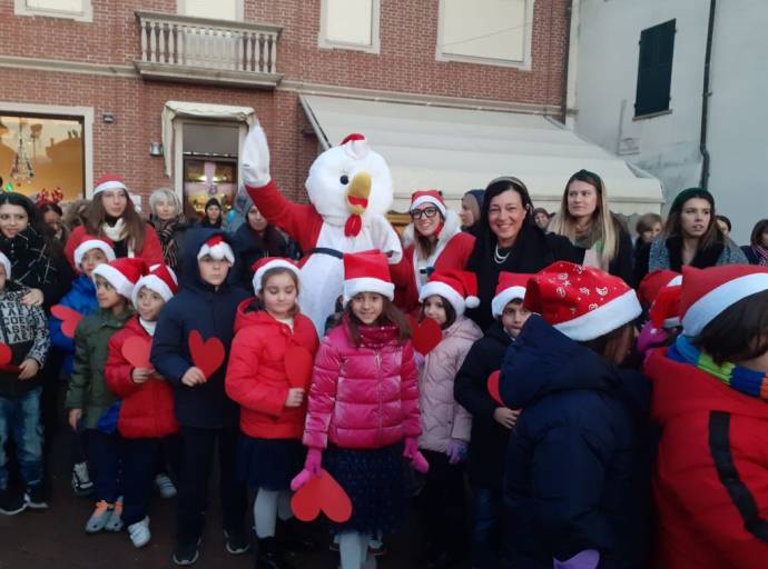Il girotondo per la pace dei bambini e delle bambine di Caselle insieme al sindaco e ai genitori per l Natale 2023